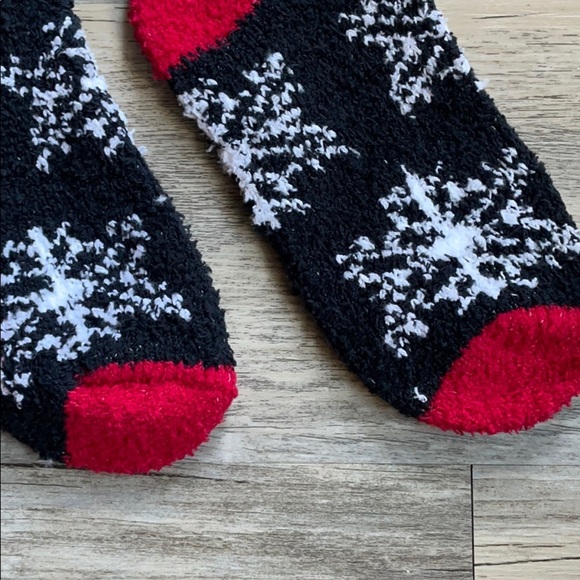 NWOT Women's Two Pairs of Fuzzy Socks Christmas Trees And Snowflakes - Picture 4 of 7
